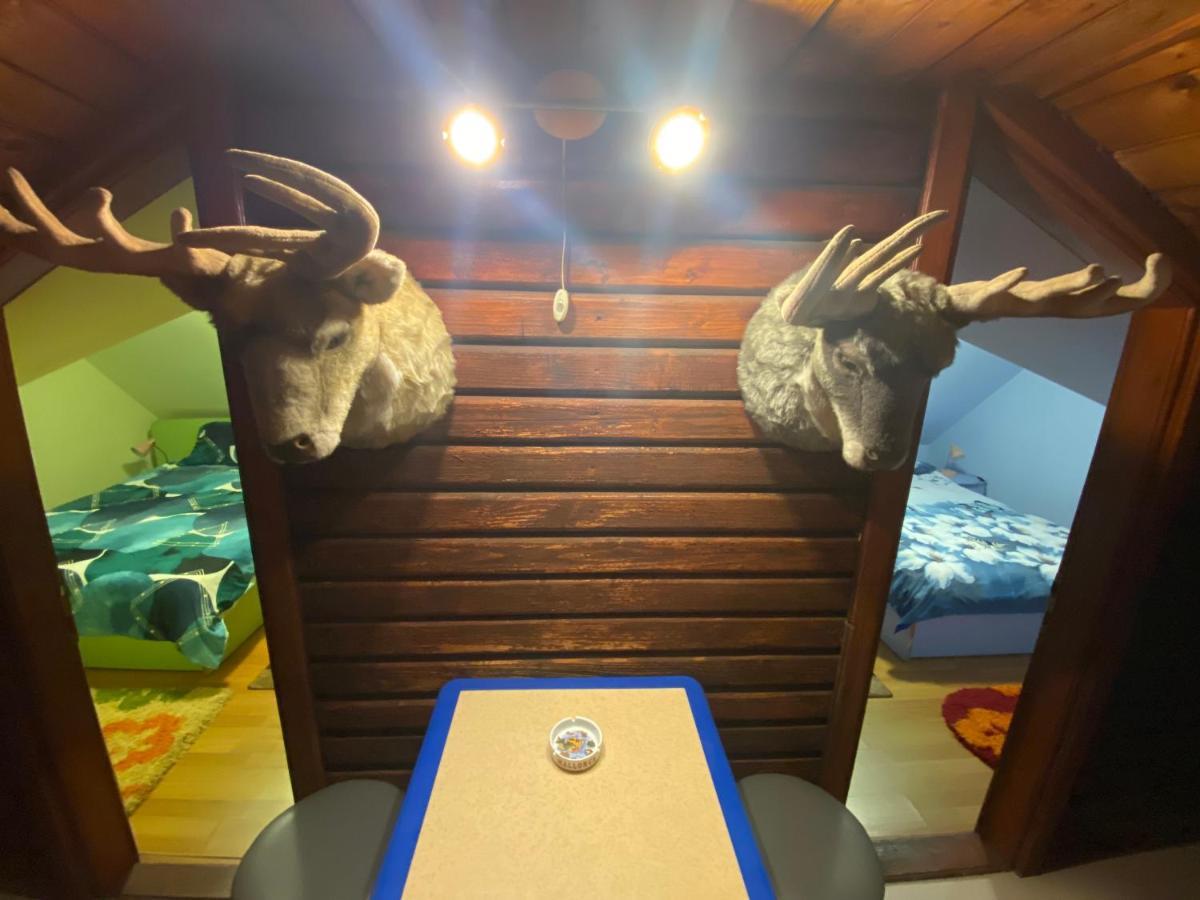 Cabana Cu Teren De Tenis -- Etaj Banita Esterno foto