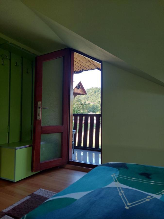 Cabana Cu Teren De Tenis -- Etaj Banita Esterno foto