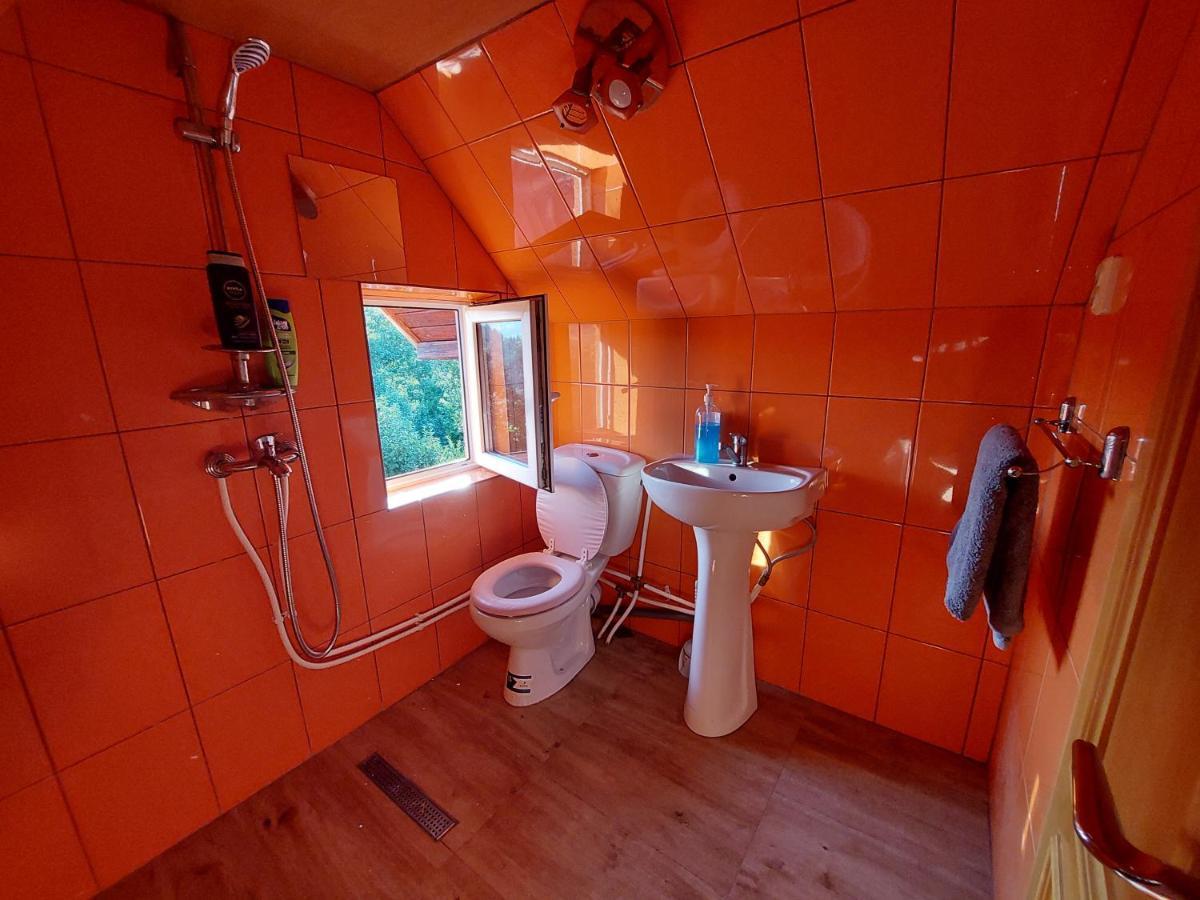 Cabana Cu Teren De Tenis -- Etaj Banita Esterno foto