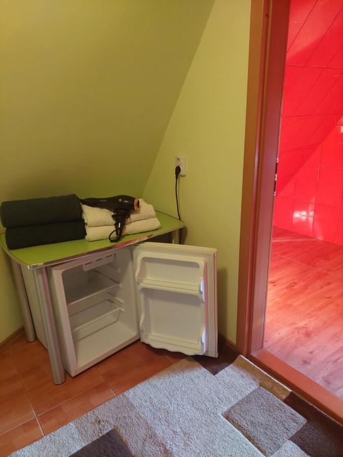 Cabana Cu Teren De Tenis -- Etaj Banita Esterno foto