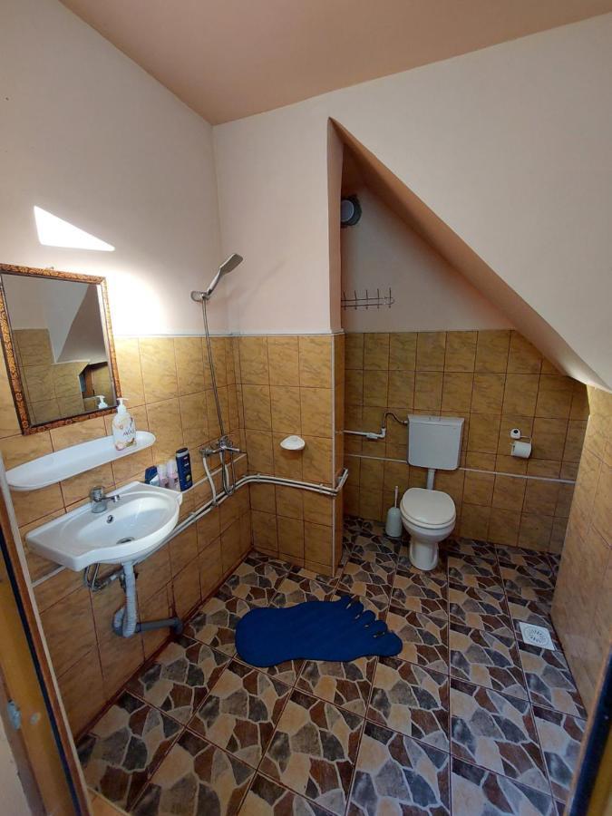 Cabana Cu Teren De Tenis -- Etaj Banita Esterno foto