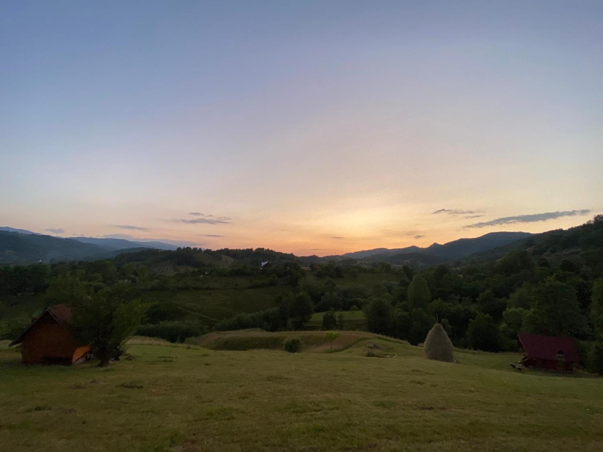 Cabana Cu Teren De Tenis -- Etaj Banita Esterno foto