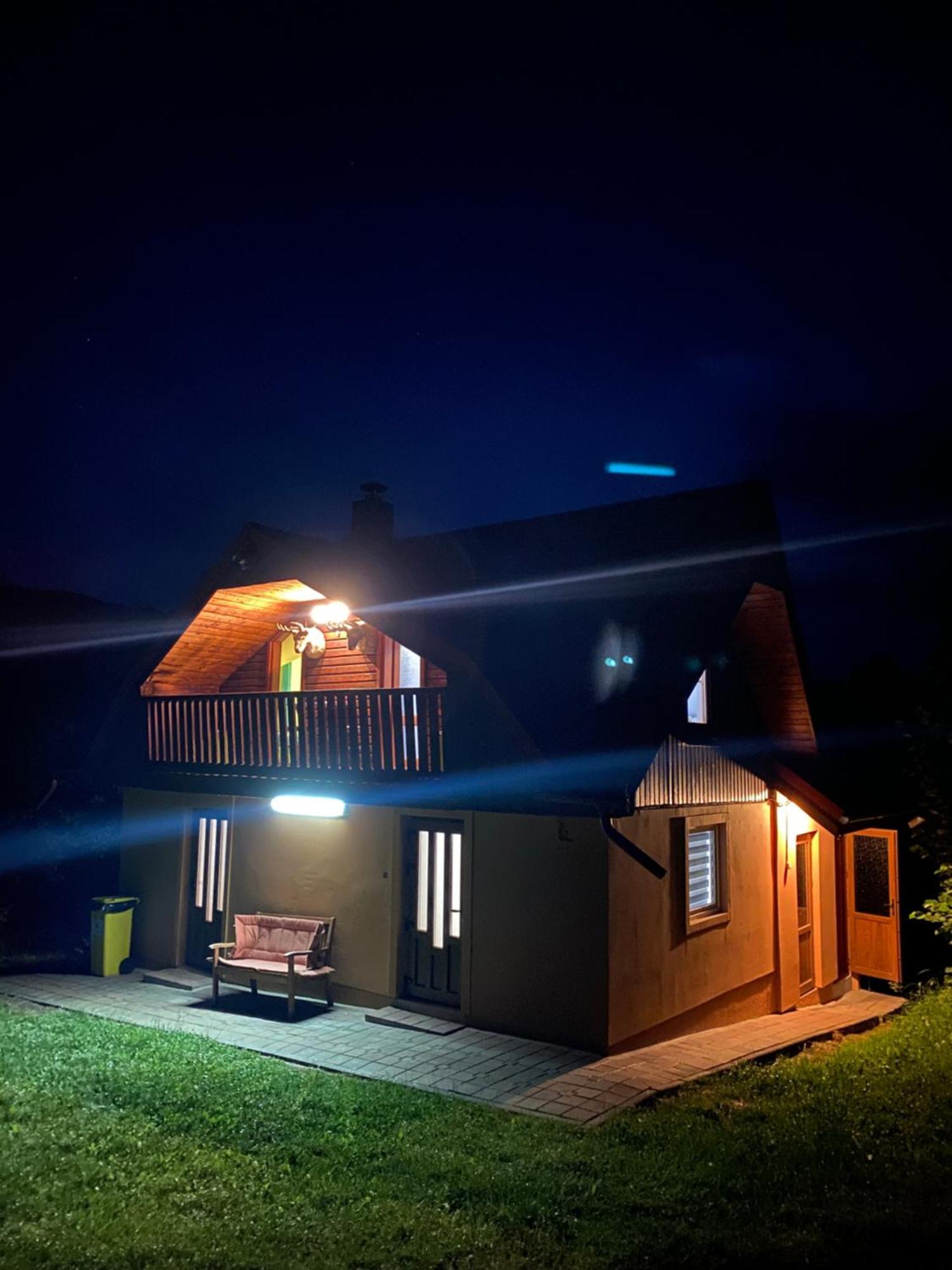 Cabana Cu Teren De Tenis -- Etaj Banita Esterno foto