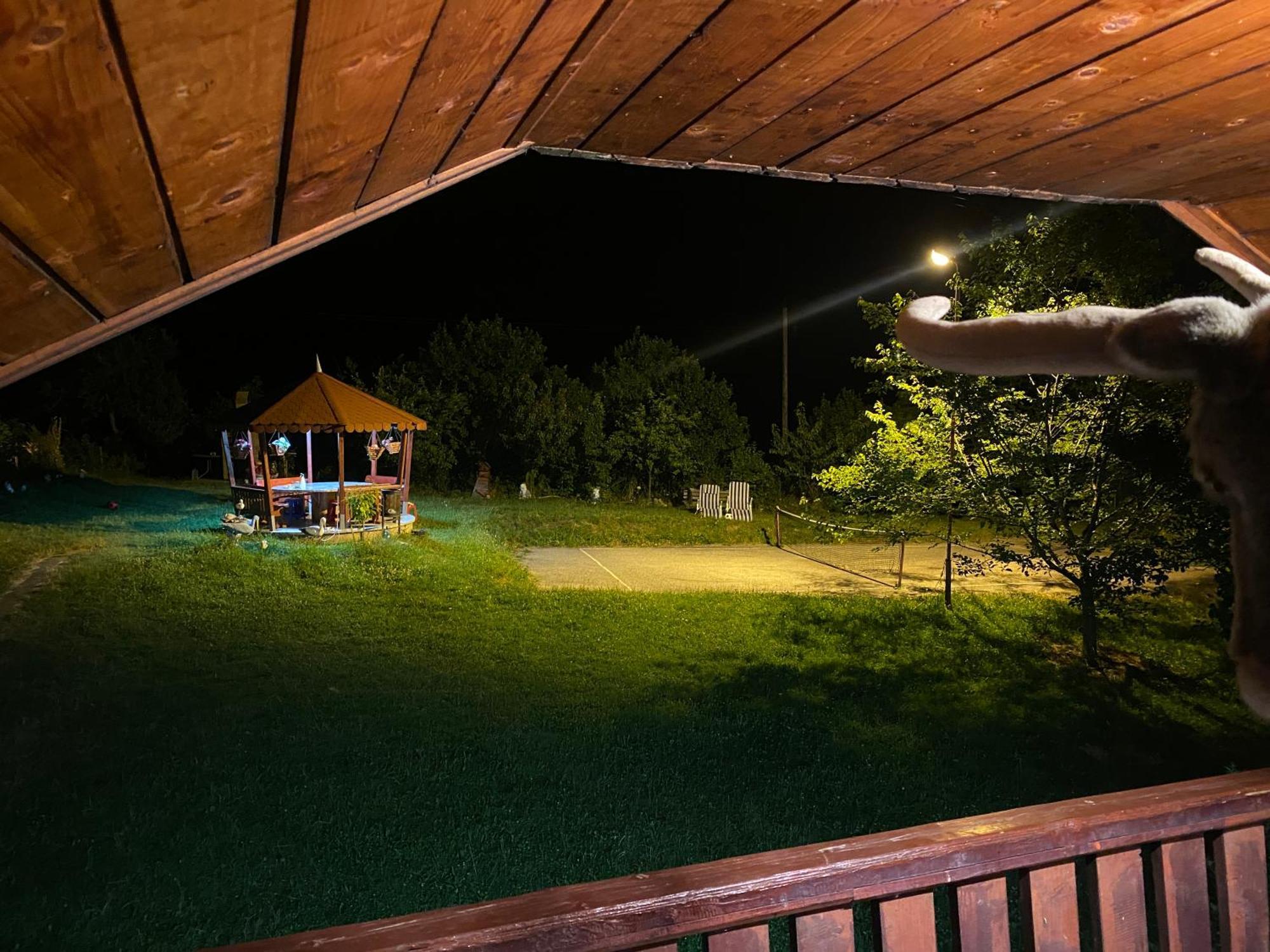 Cabana Cu Teren De Tenis -- Etaj Banita Esterno foto