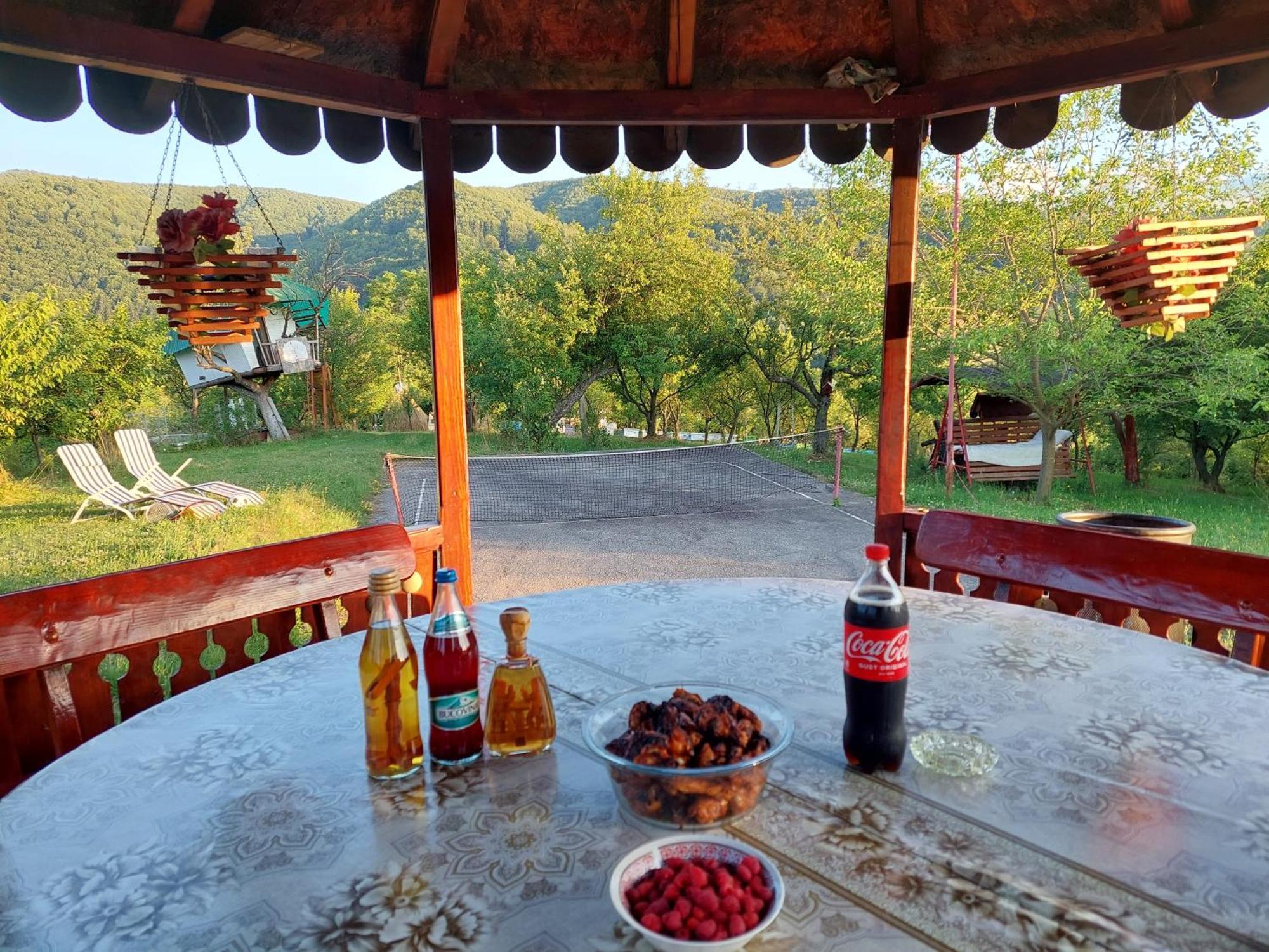 Cabana Cu Teren De Tenis -- Etaj Banita Esterno foto
